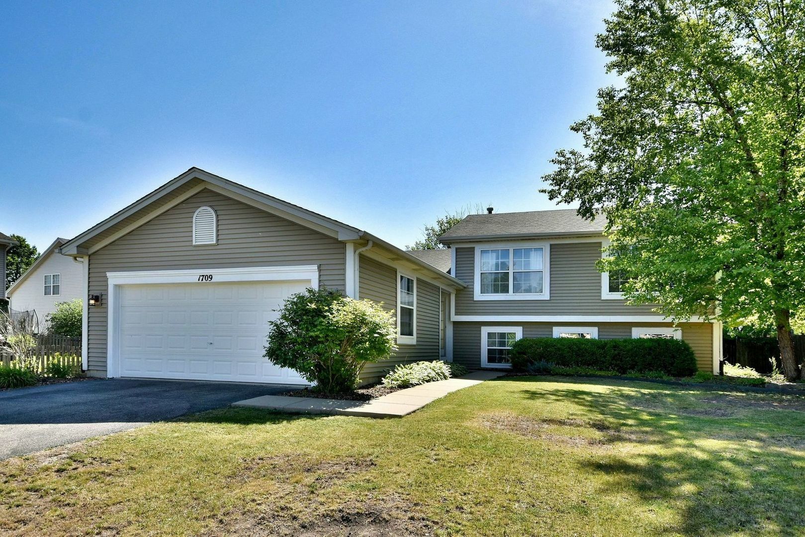 Property Photo:  1709 Kendall Ridge Boulevard  IL 60586 