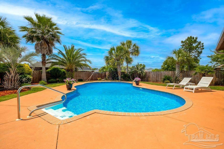 Property Photo: 7451 Deck Ln FL 32526