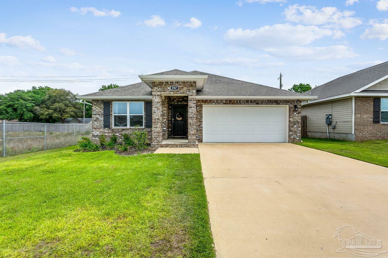 Property Photo: 5747 Guinevere Ln FL 32583