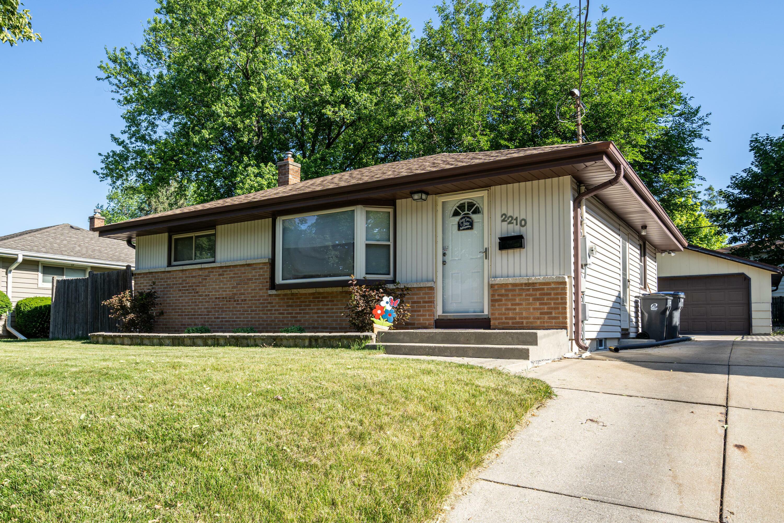 2210 Oaklawn Ave  Waukesha WI 53188 photo