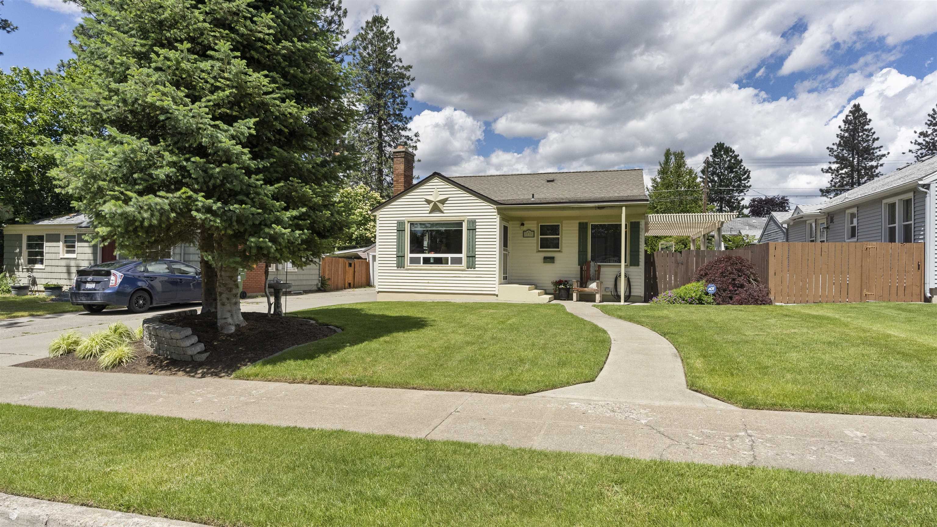 Property Photo:  2808 W Upton Ave  WA 99205 