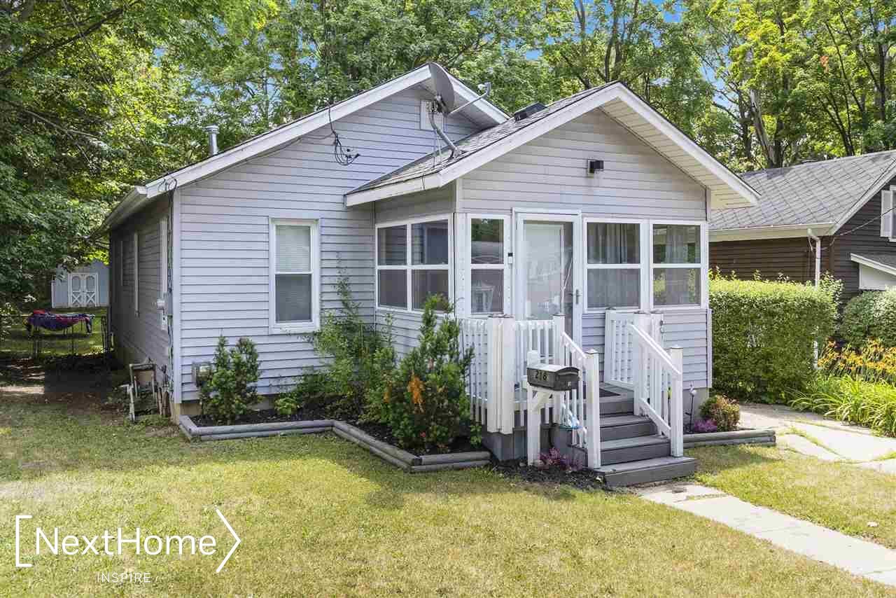 Property Photo:  218 N Hazelton  MI 48433-1617 