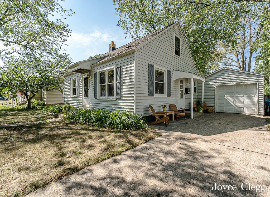 Property Photo:  1337 Slayton Avenue  MI 49417 