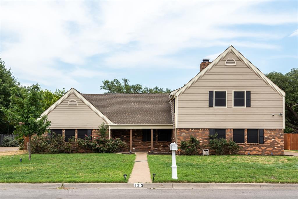 Property Photo: 1013 Berkley Drive TX 76033
