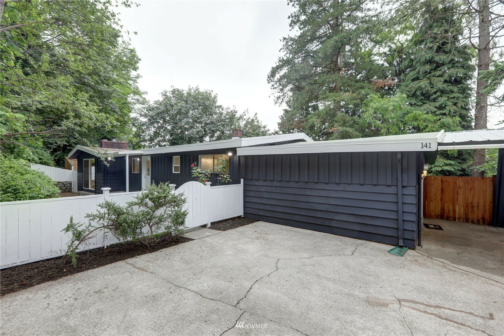 Property Photo:  141 Kensington Avenue S  WA 98030 