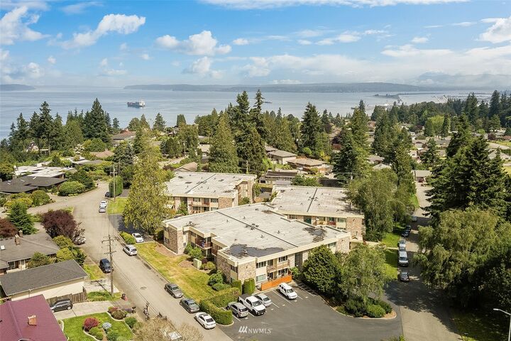 Property Photo: 425 45th Street SW 306 WA 98203