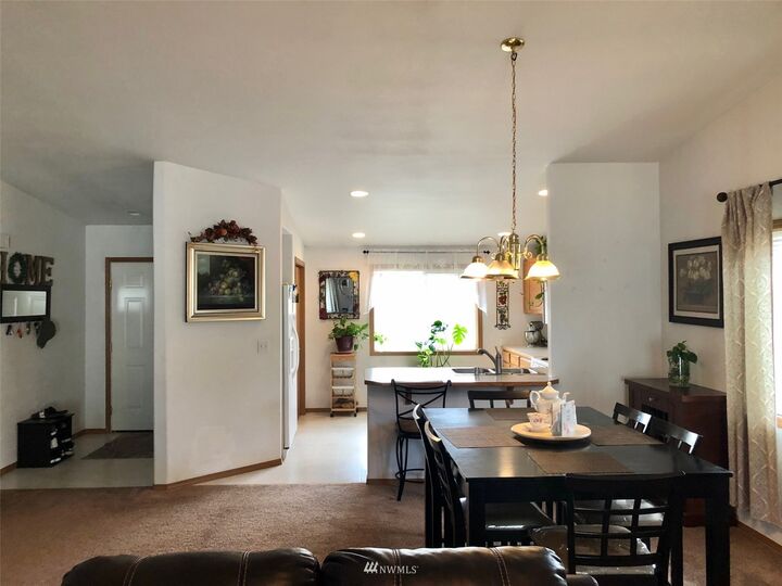 Property Photo:  945 S Capstone Avenue  WA 99344 