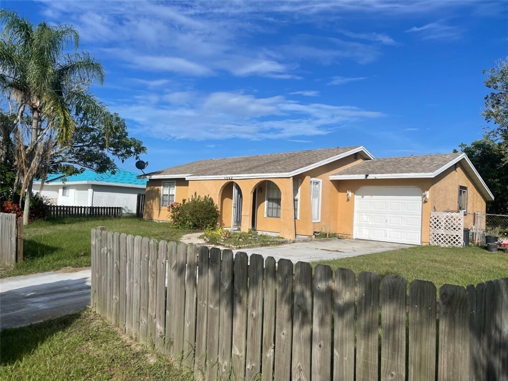 Property Photo:  1842 Wexford Court SE  FL 34952 