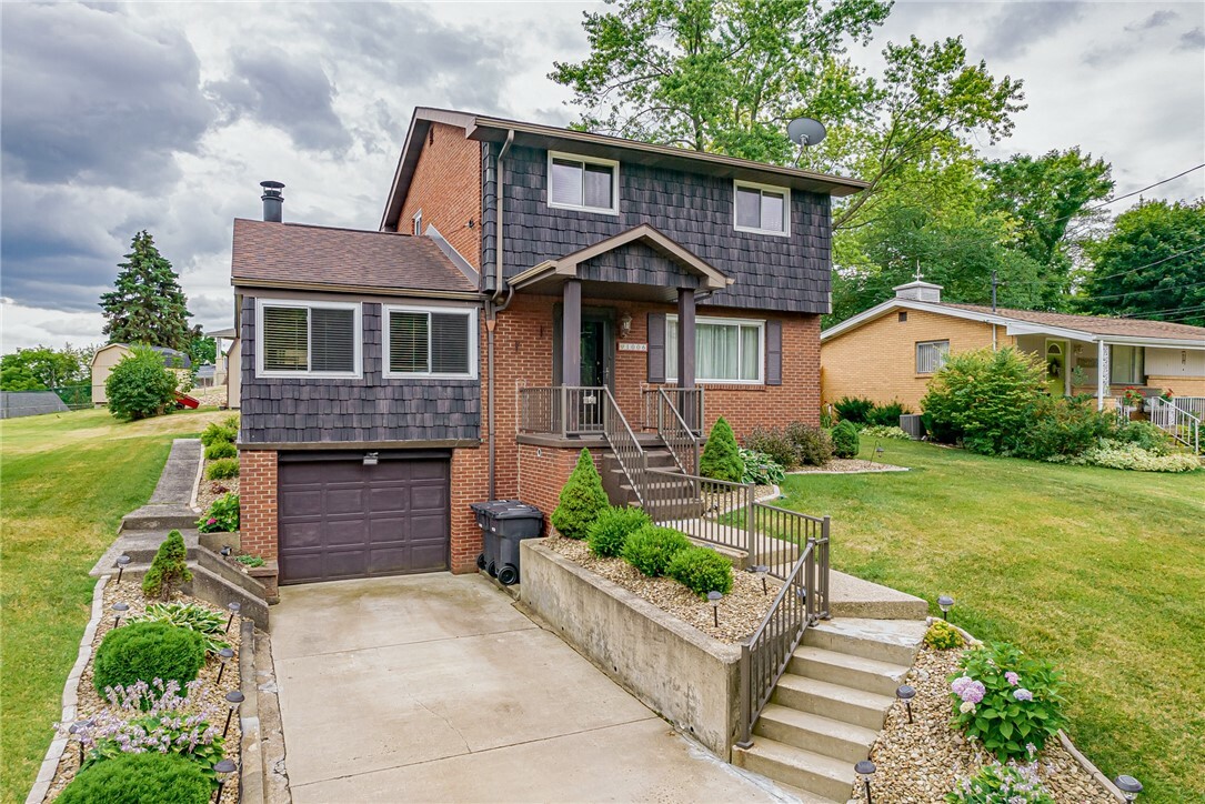Property Photo:  1006 Lynda Lane  PA 15137 