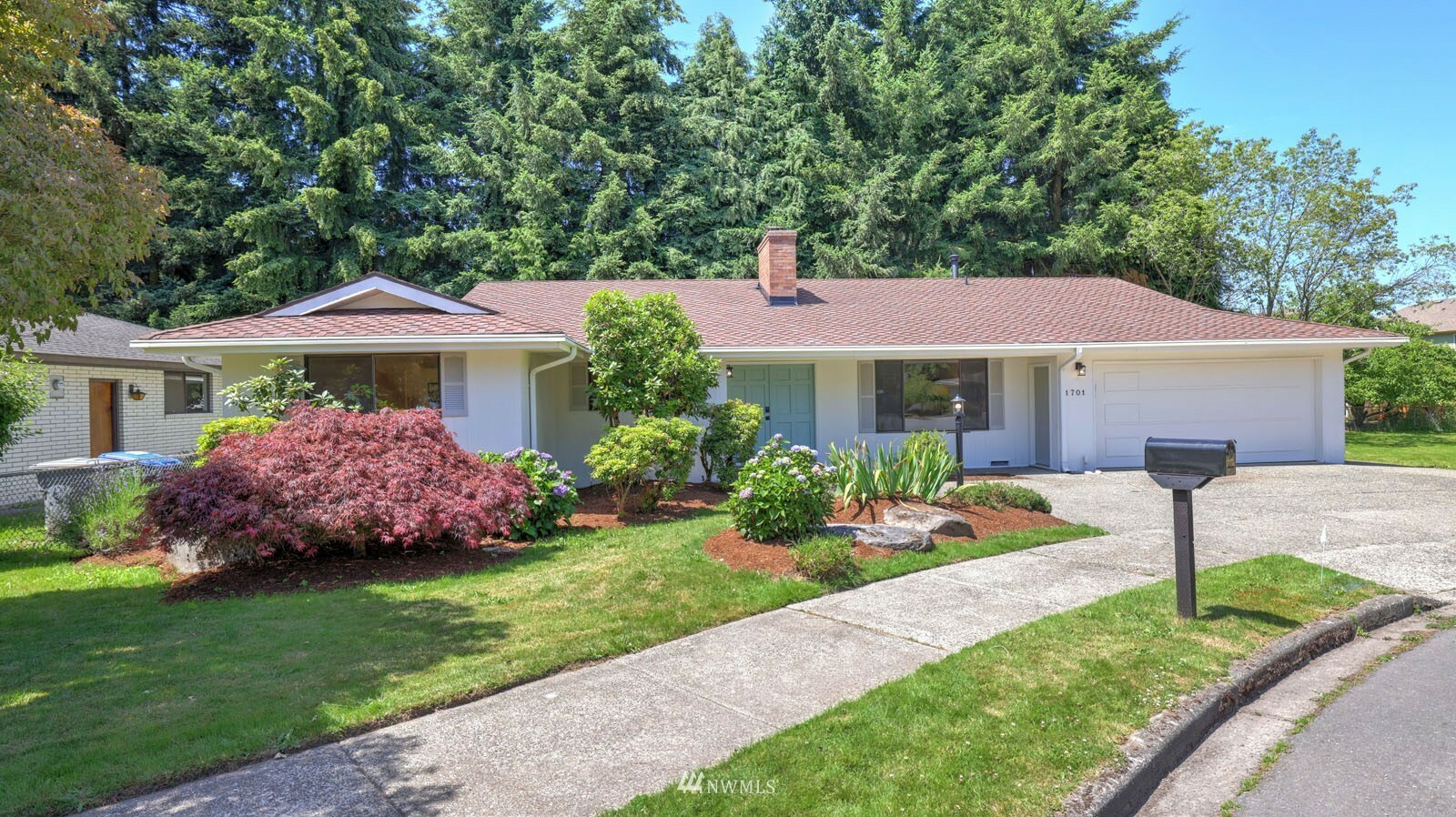 Property Photo:  1701 Kennewick Avenue NE  WA 98056 