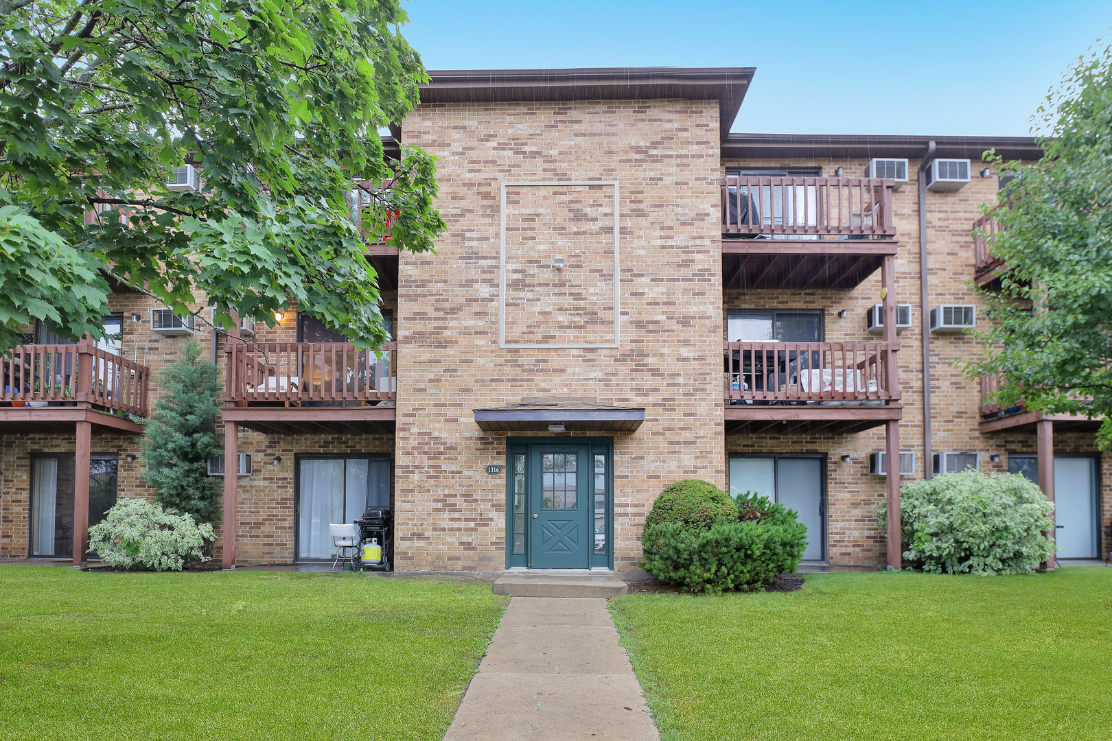 Property Photo: 1316 N Geneva Drive 1B IL 60074