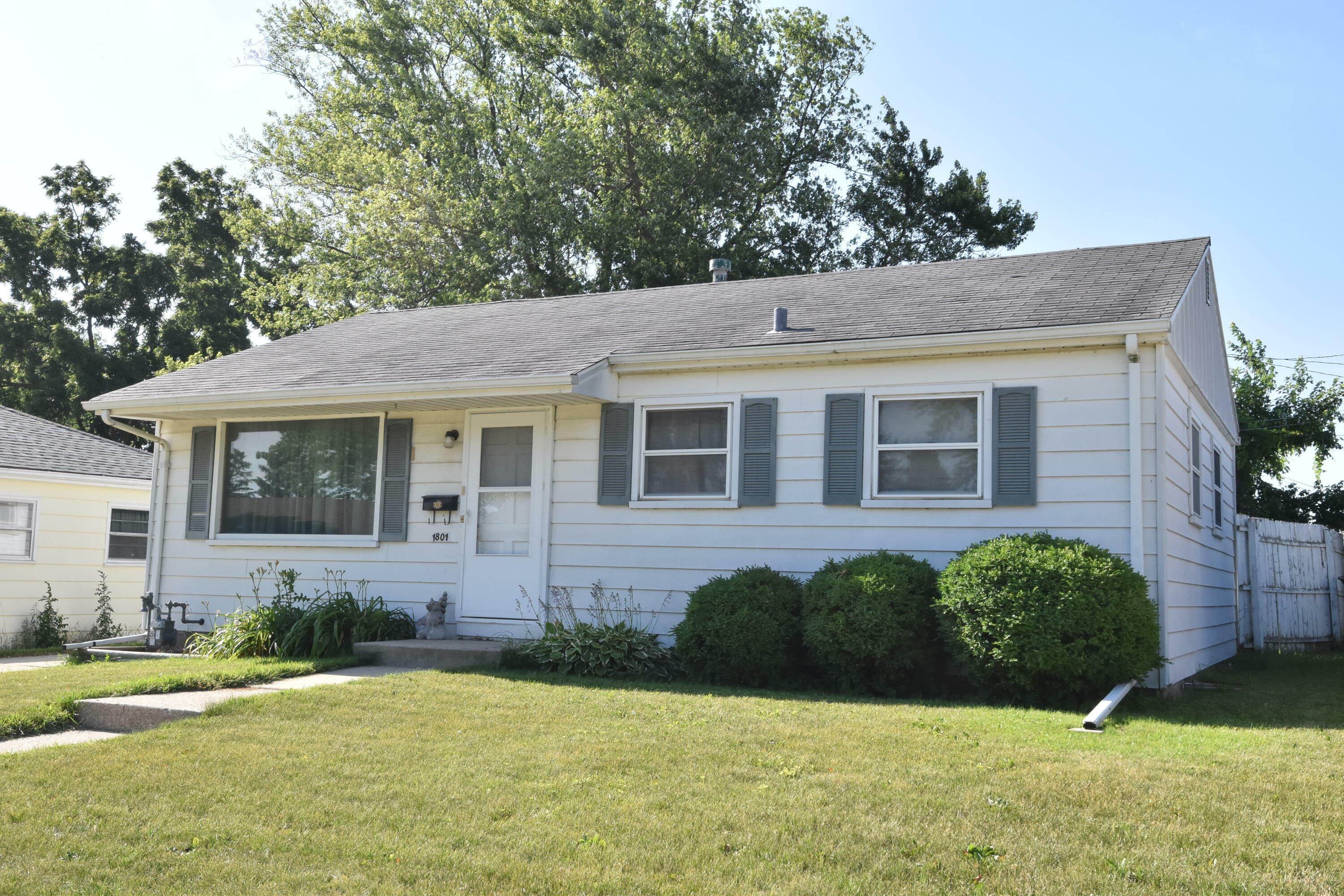 Property Photo:  1801 Badger St  WI 53403 