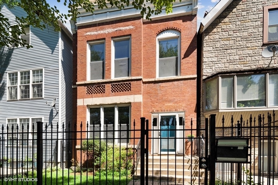 Property Photo: 1916 W Erie Street IL 60622