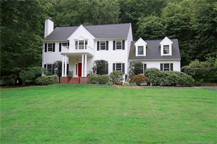 15 Sweetbriar Lane  Newtown CT 06482 photo