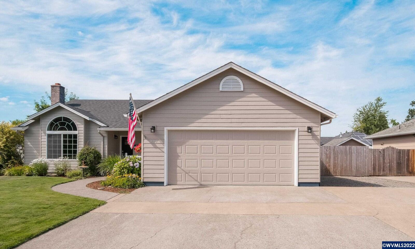 Property Photo: 931 E Burnett St OR 97383