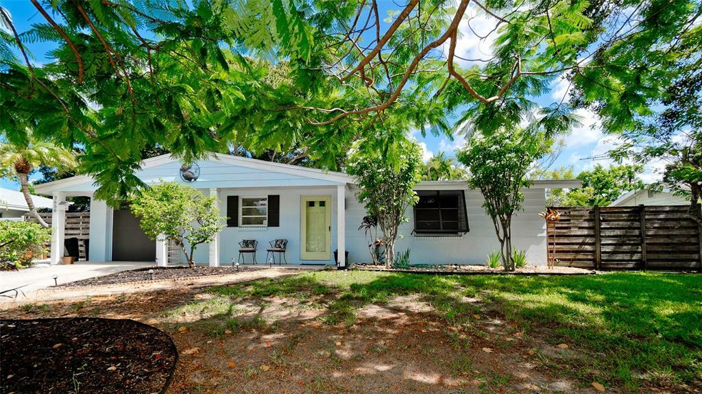 Property Photo:  2650 Leafy Lane  FL 34239 