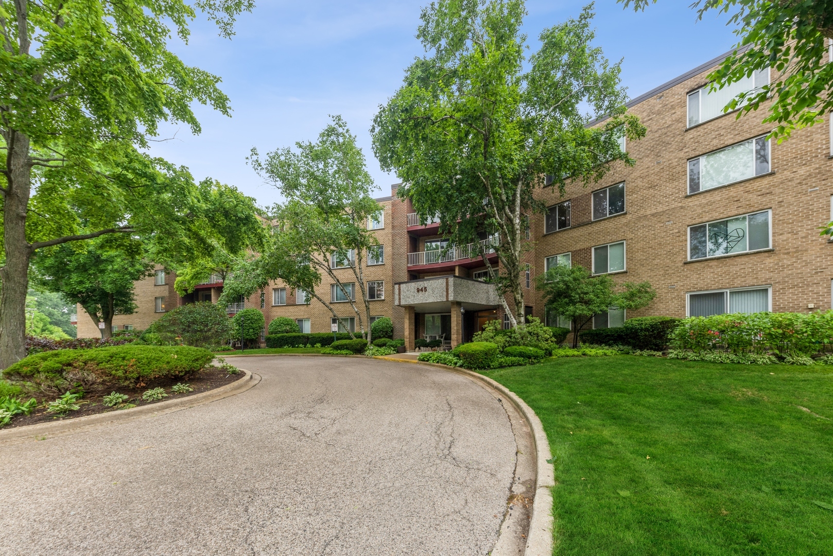 Property Photo:  945 E Kenilworth Avenue 320  IL 60074 