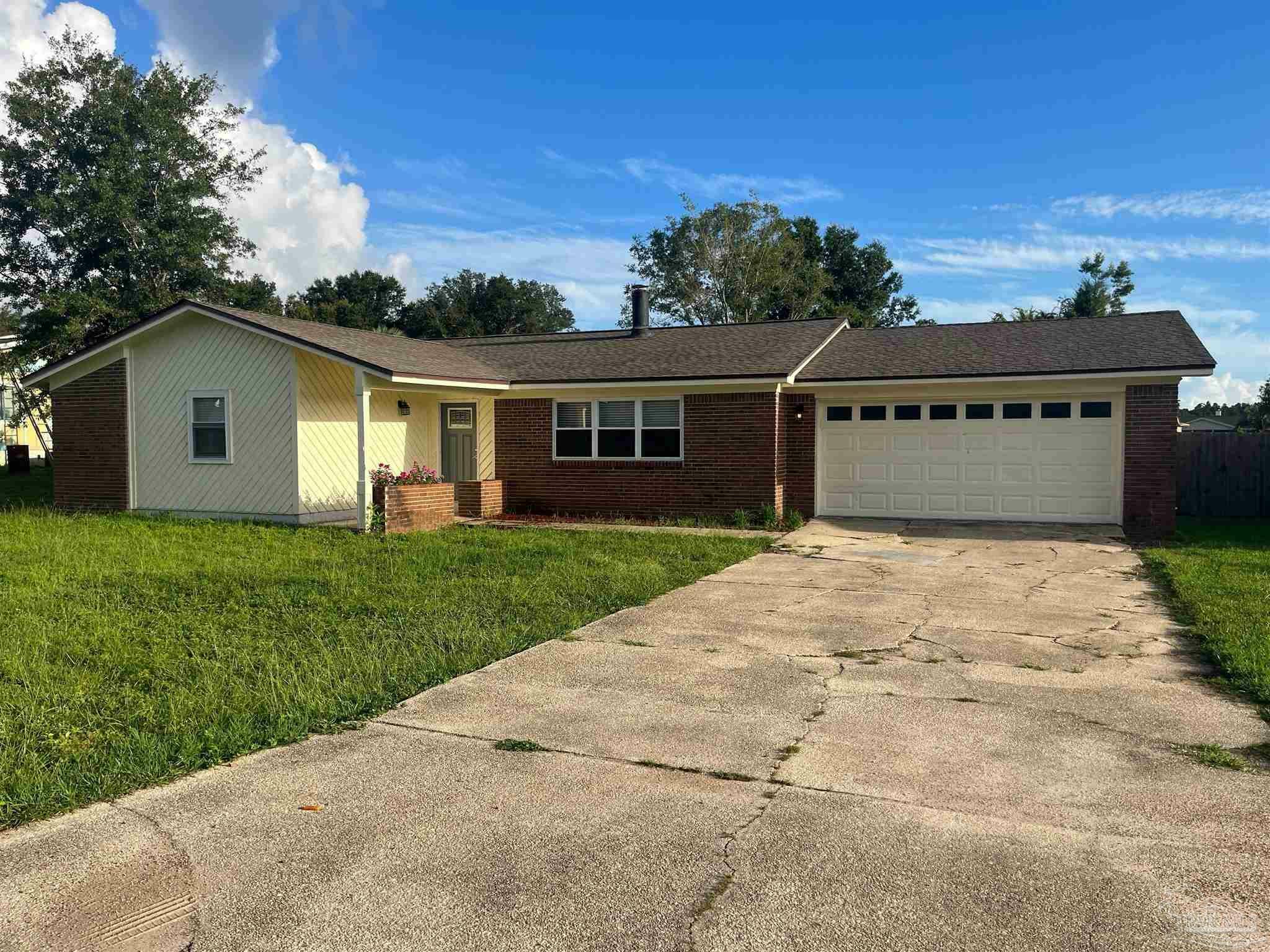 Property Photo: 12174 Longwood Dr FL 32507