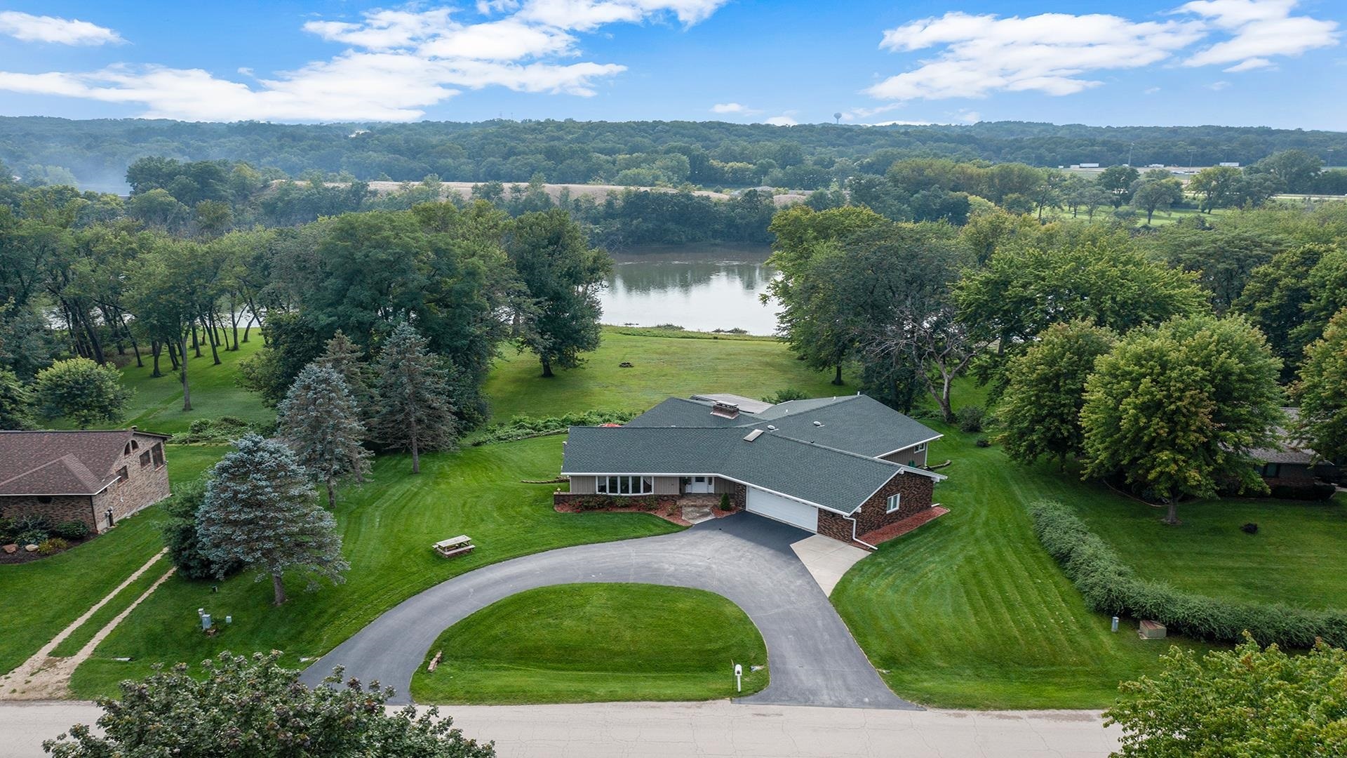 Property Photo:  708 Valley Forge Trail  IL 61072 