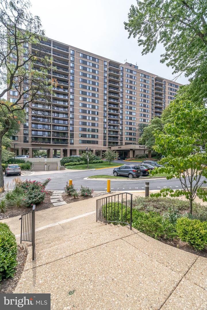 Property Photo:  5500 Holmes Run Parkway 403  VA 22304 