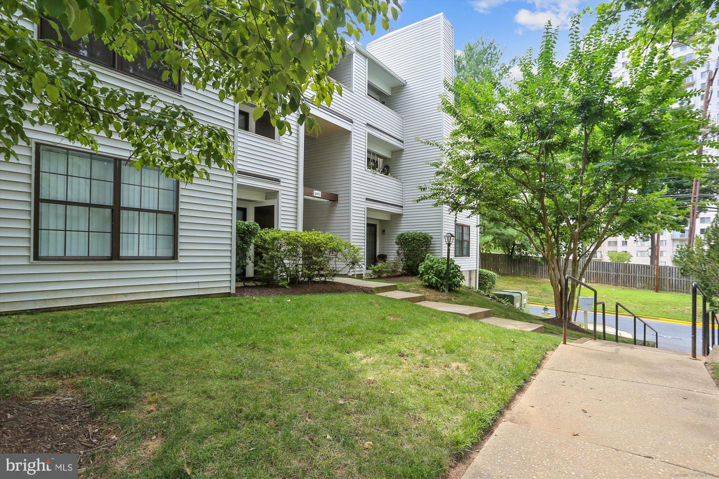 Property Photo: 1601 Carriage House Terrace 1601-B MD 20904