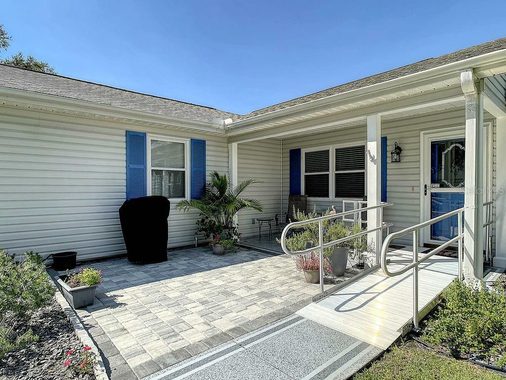 Property Photo:  520 Torres Place  FL 32159 