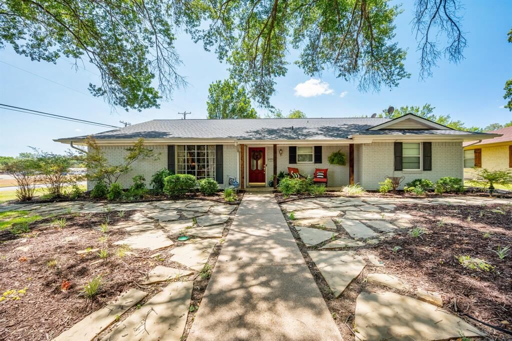 Property Photo:  1201 Red Oak Street  TX 75119 
