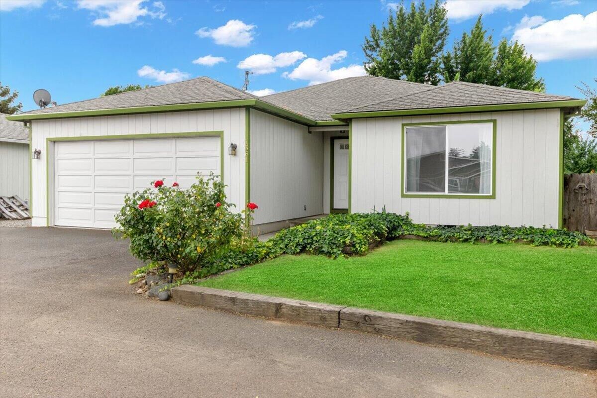 Property Photo:  1361 Garfield Street  OR 97501 