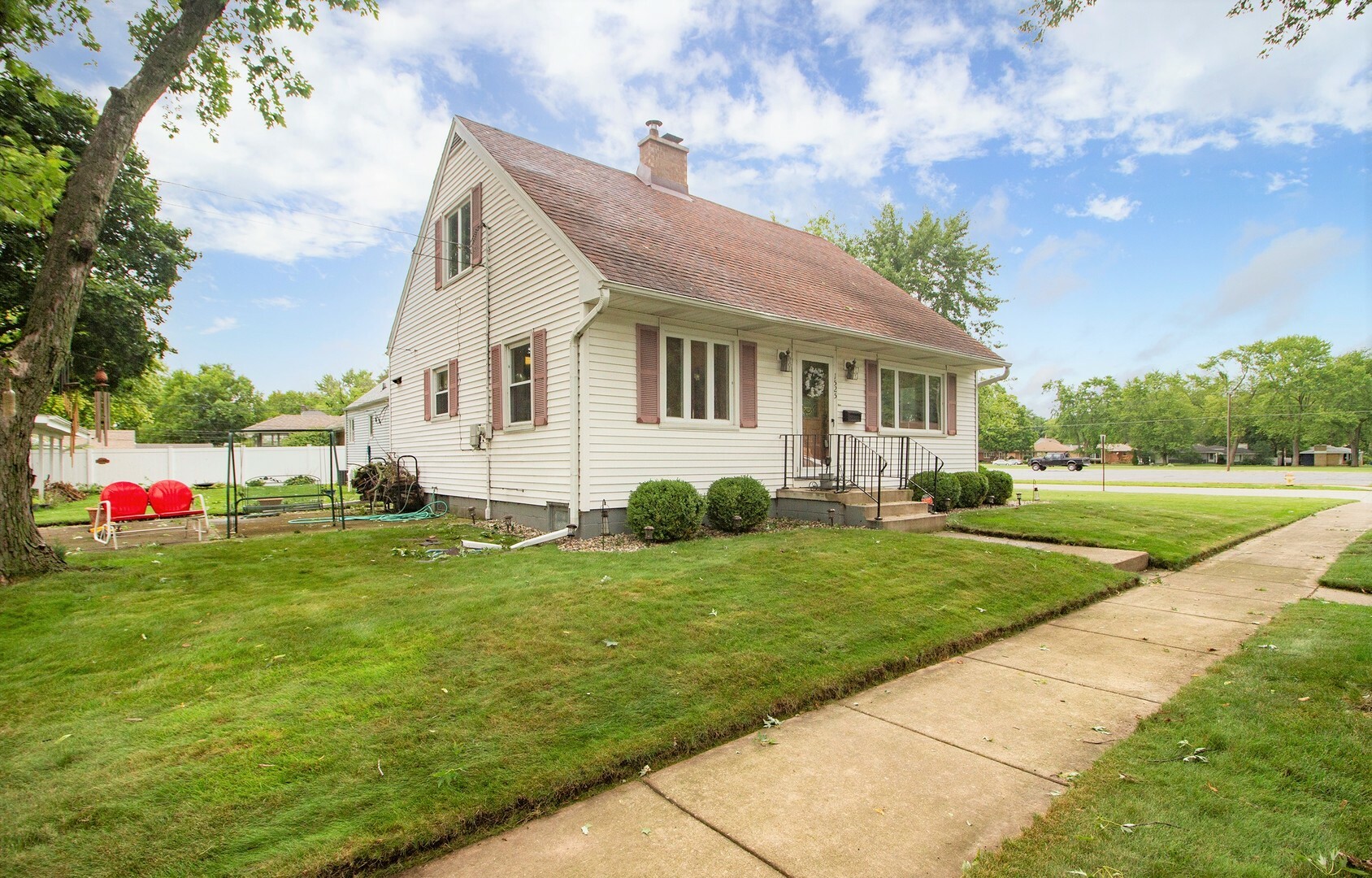 Property Photo:  1525 W Bourbonnais Street  IL 60901 