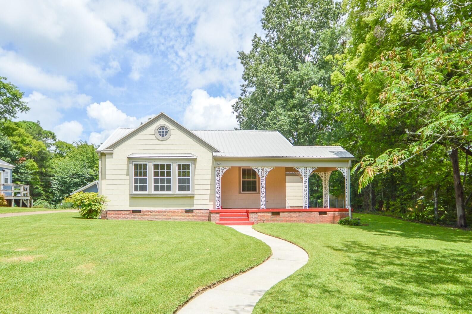 Property Photo:  407 Myrtle St  MS 39759 