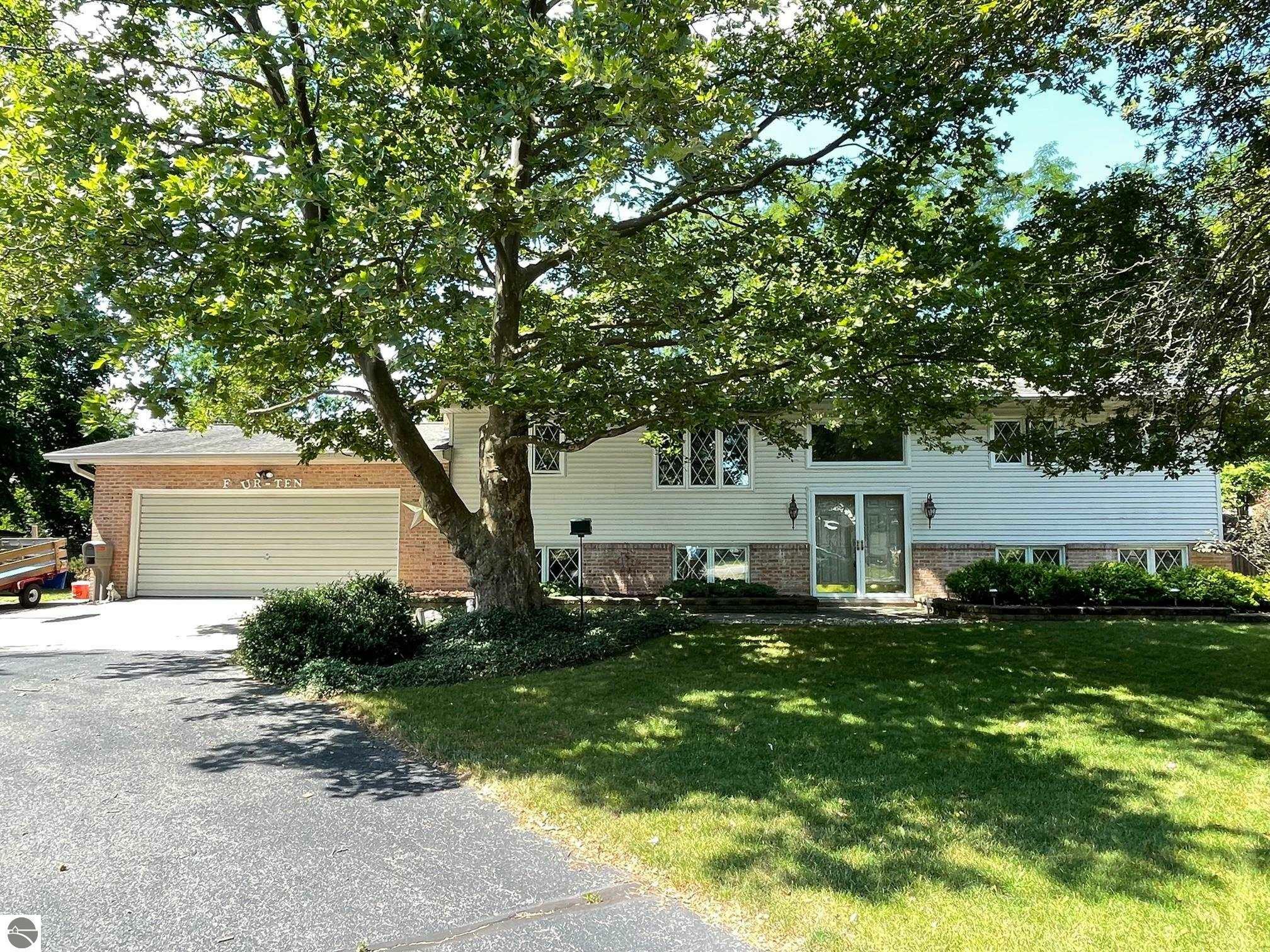 Property Photo:  410 Larry Place  MI 48858 