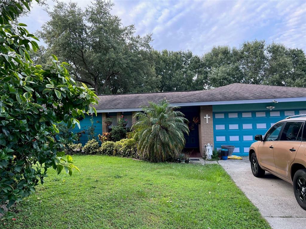 Property Photo:  608 Brentwood Place  FL 33511 