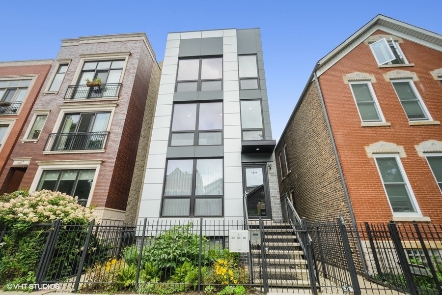 Property Photo: 1839 W Iowa Street 2 IL 60622