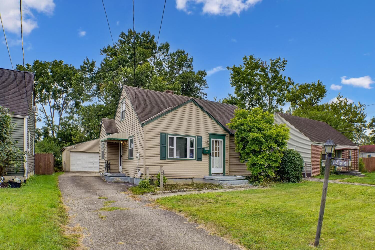 Property Photo: 1209 Weldon Avenue OH 43224