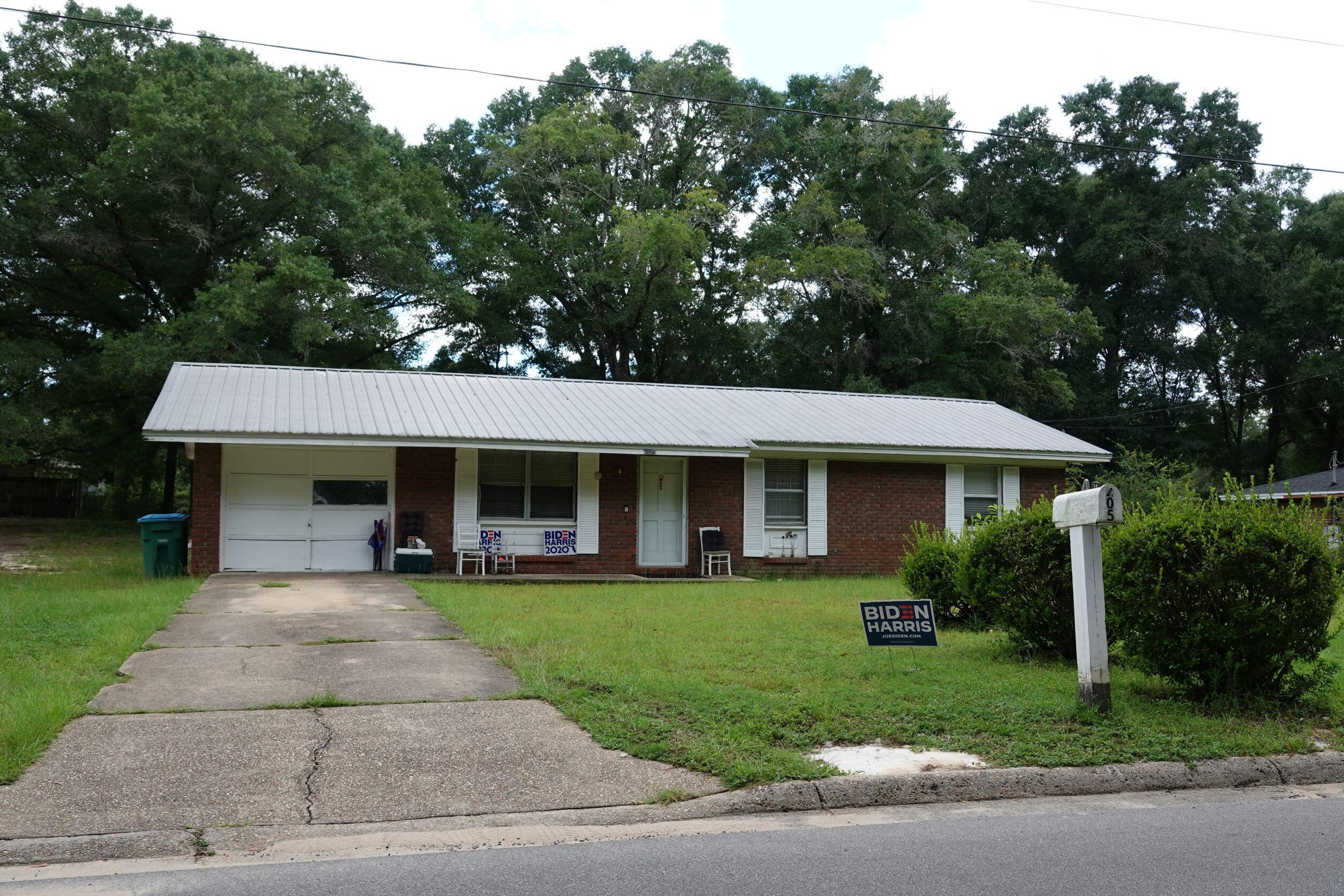 Property Photo:  205 Grimes Avenue  FL 32536 