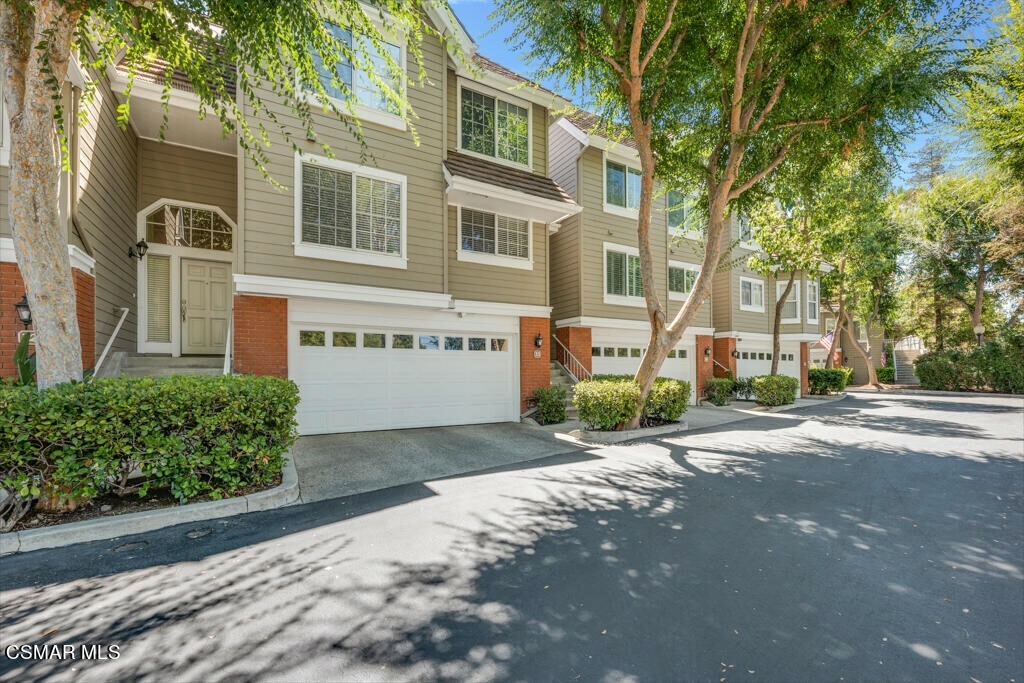 Property Photo:  20950 Oxnard Street 33  CA 91367 