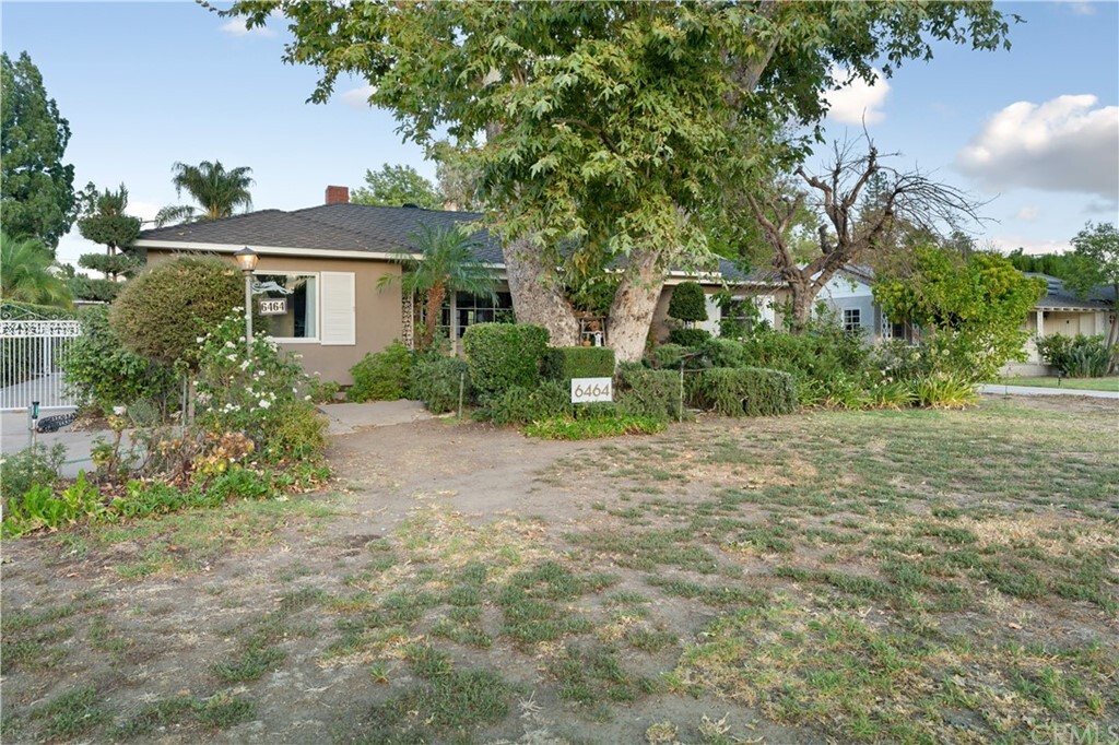 Property Photo: 6464 Langdon Avenue CA 91406