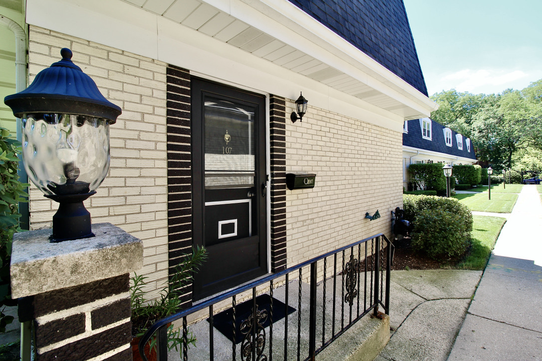 Property Photo: 6963 N Bell Avenue 107 IL 60645