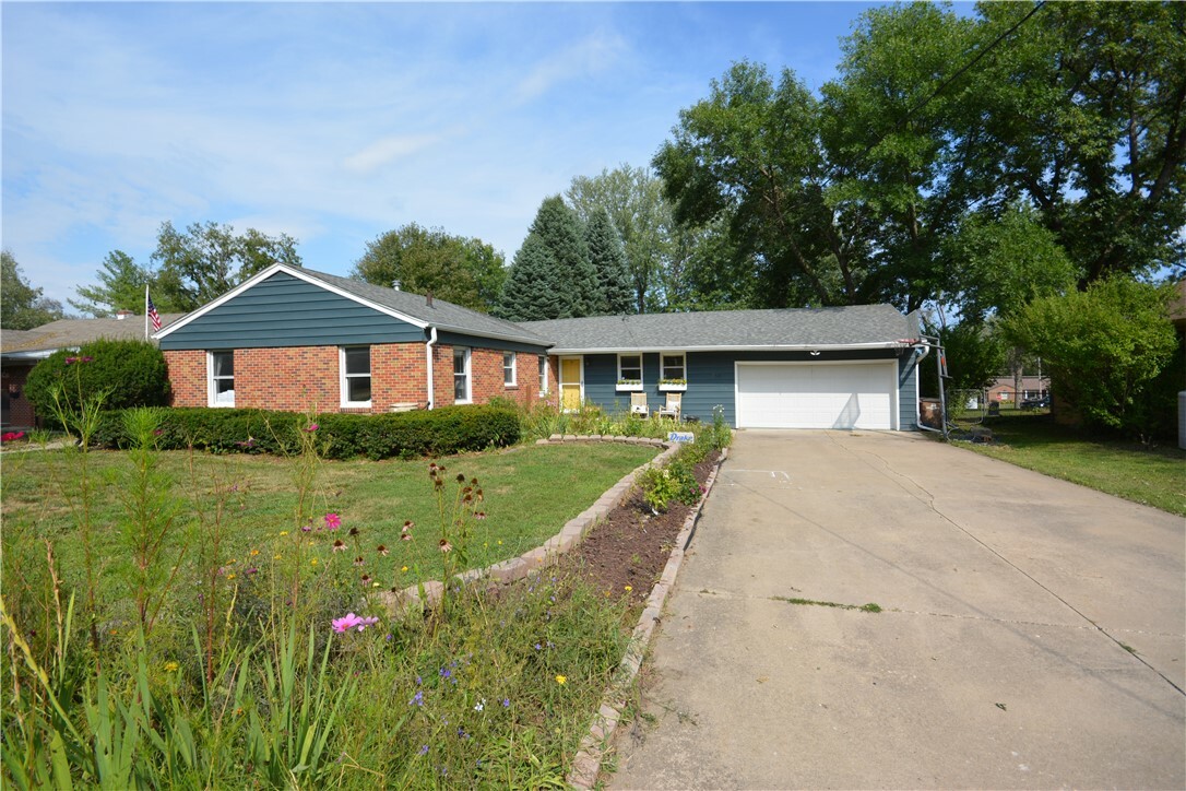 Property Photo:  905 17th Street  IA 50265 