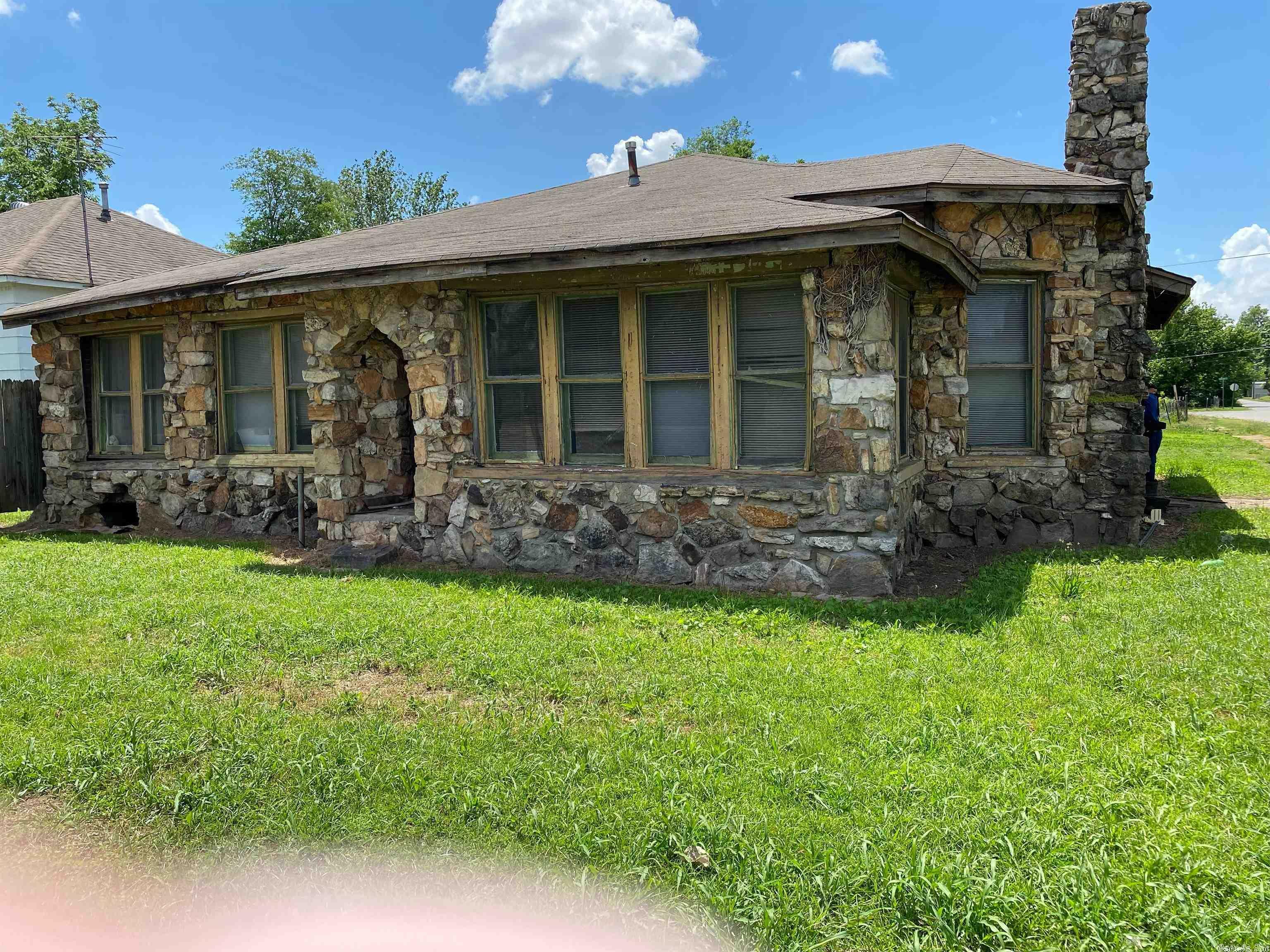 Property Photo:  401 W Carlson  AR 72472 