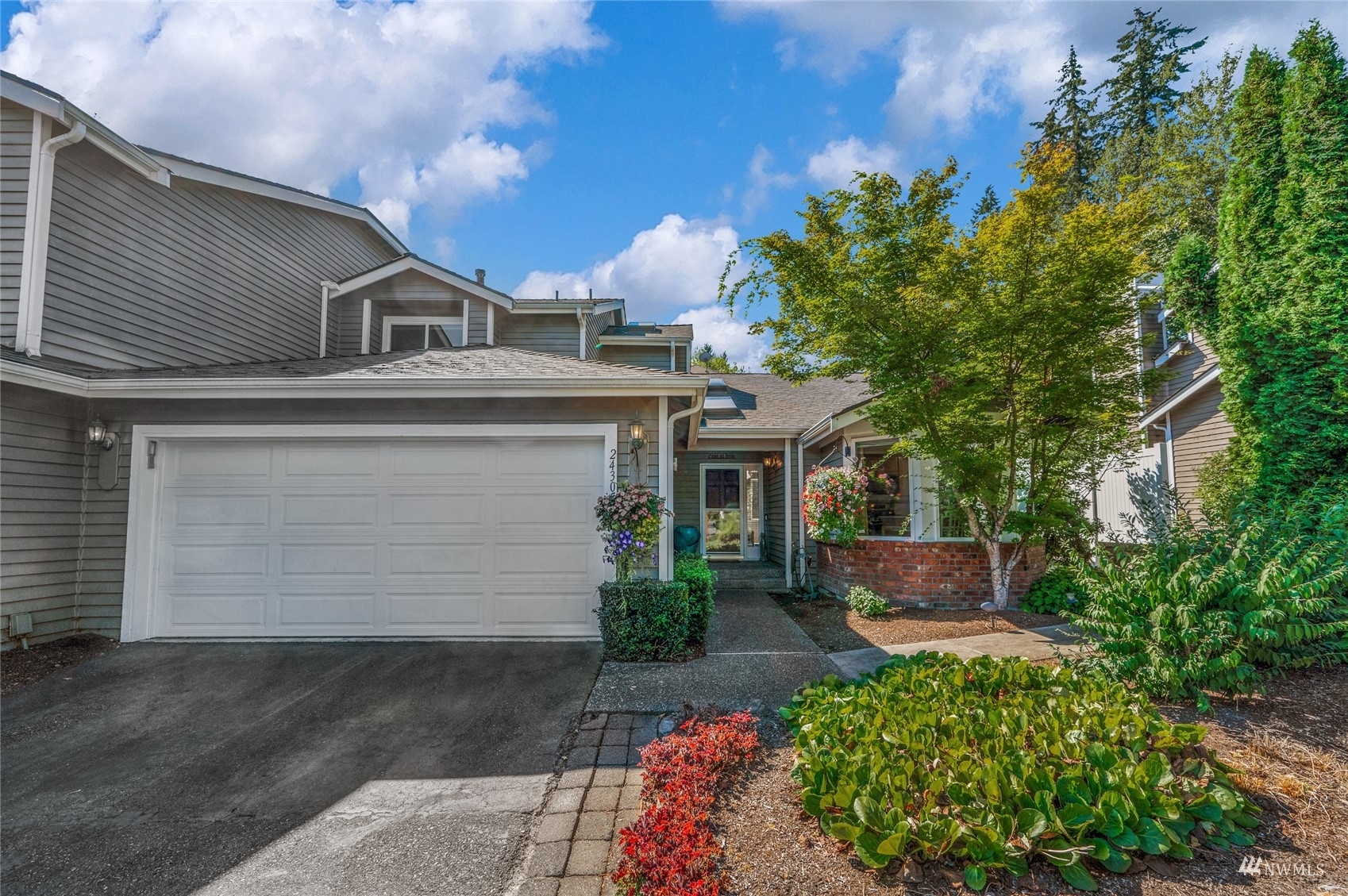 Property Photo: 24305 SE 41st Place 12 WA 98029