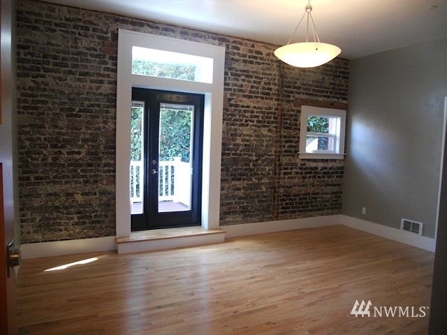 Property Photo: 112 1/2 E First Street 204 WA 98362