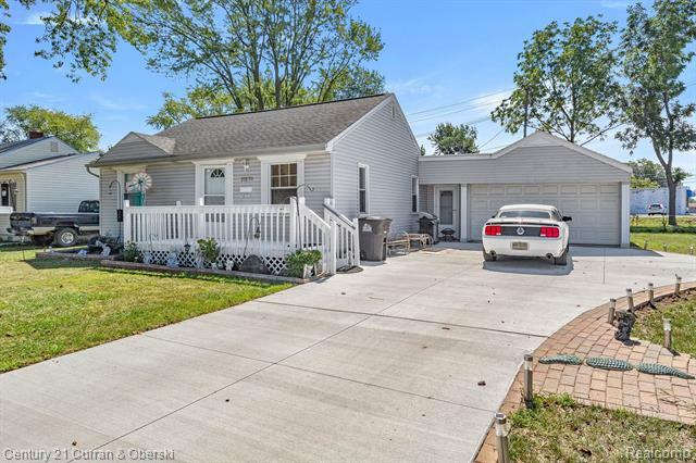 Property Photo:  21271 Pinecrest Street  MI 48180 