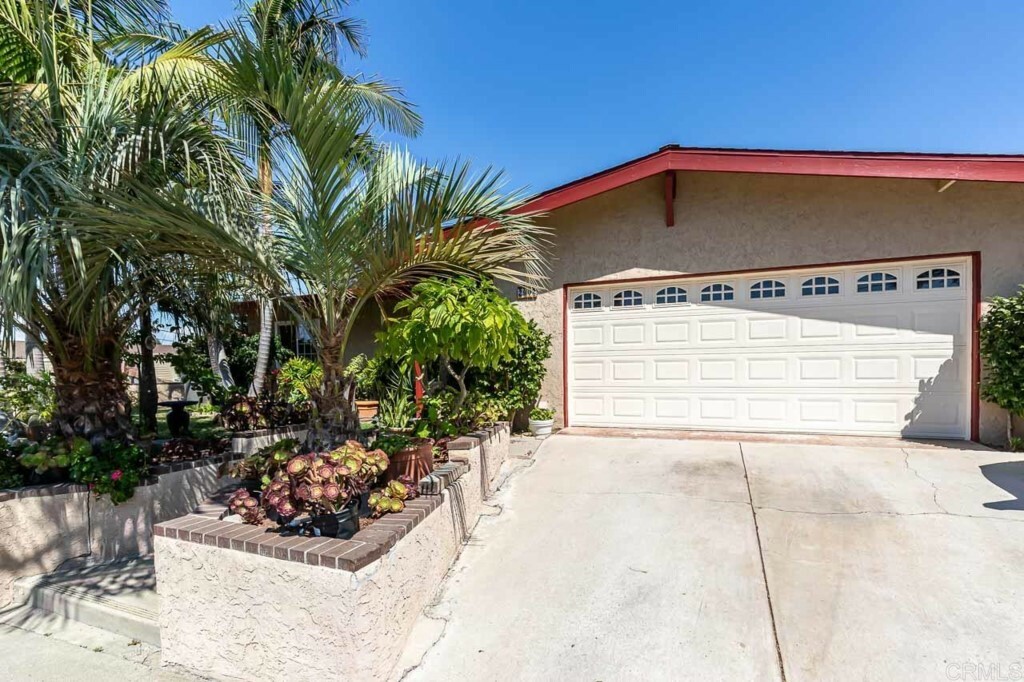 Property Photo: 2902 E Barnwell Street CA 92054
