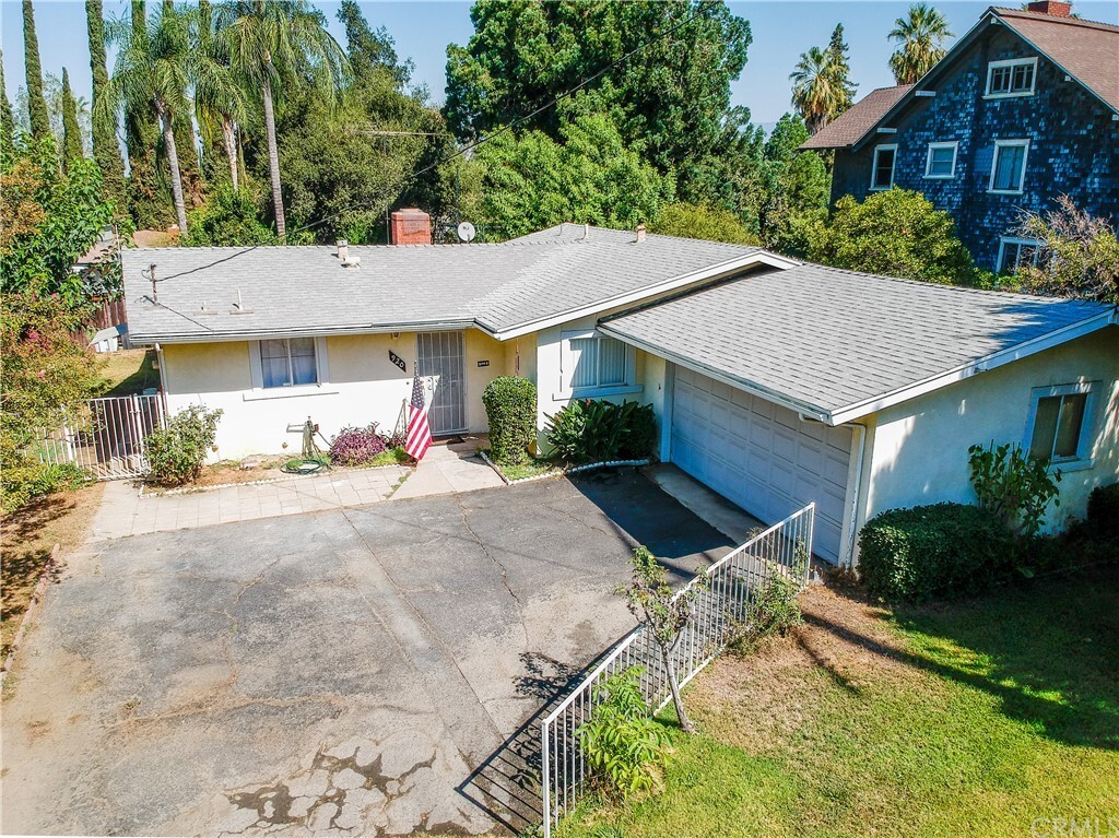 Property Photo:  920 Walnut Avenue  CA 92373 