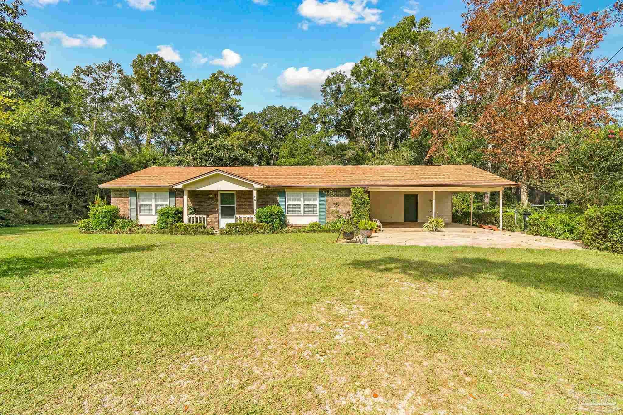 Property Photo: 2301 Bobwhite Ln FL 32534