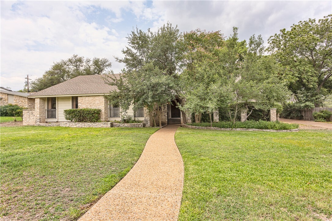 Property Photo: 304 Blueridge Trail TX 78746