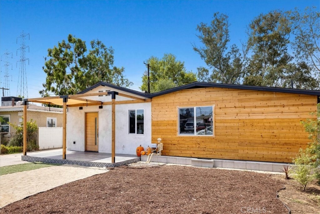 Property Photo:  2961 W Caldwell Street  CA 90220 