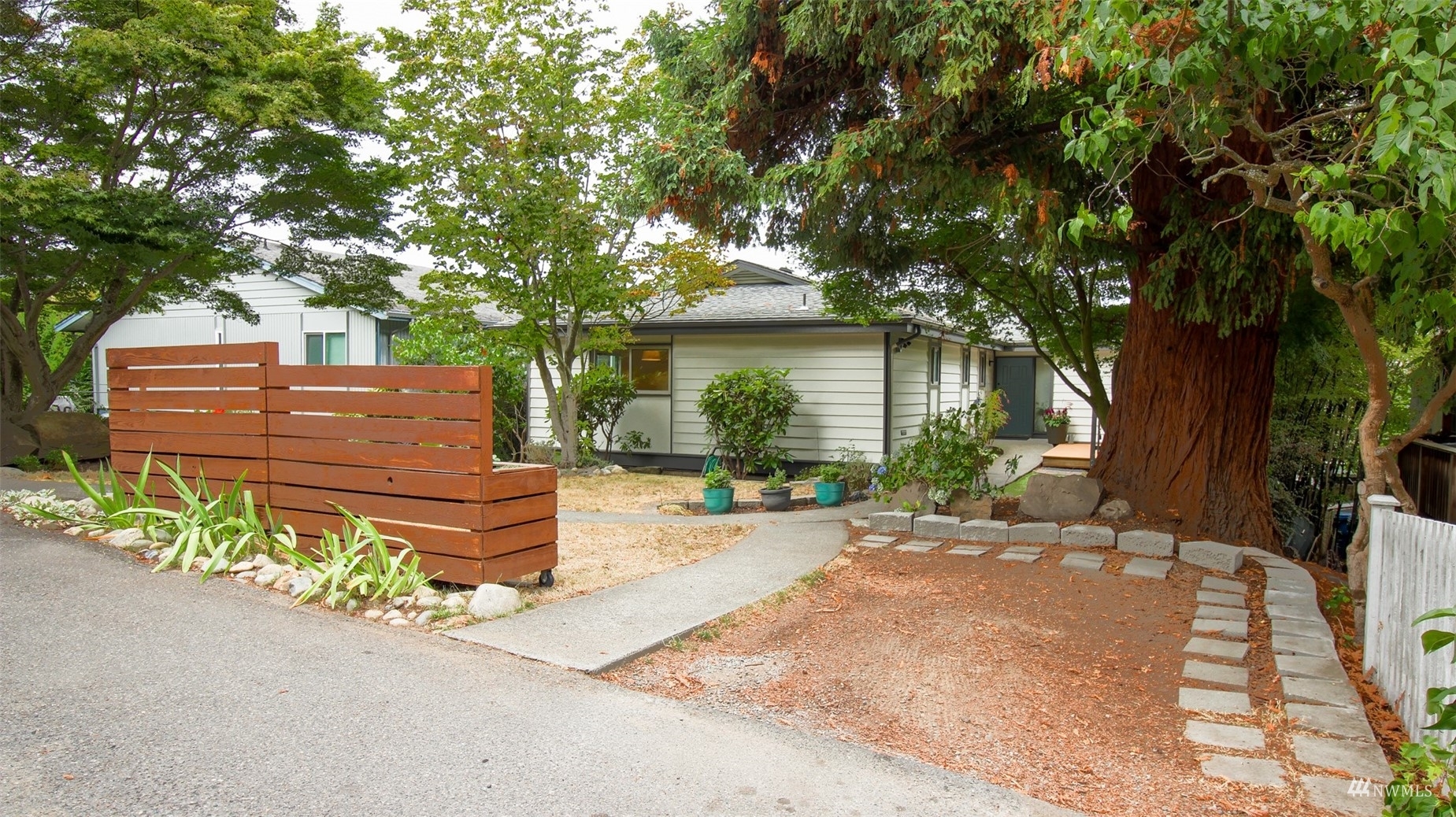 Property Photo:  818 W Argand Street  WA 98119 