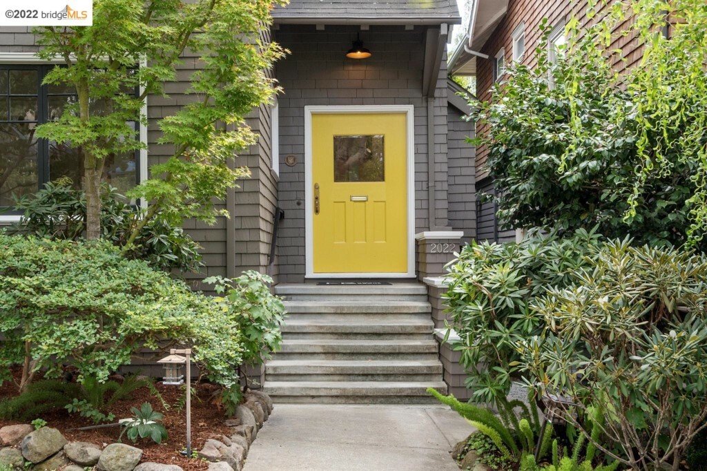 Property Photo:  2022 Oakland Ave  CA 94611 